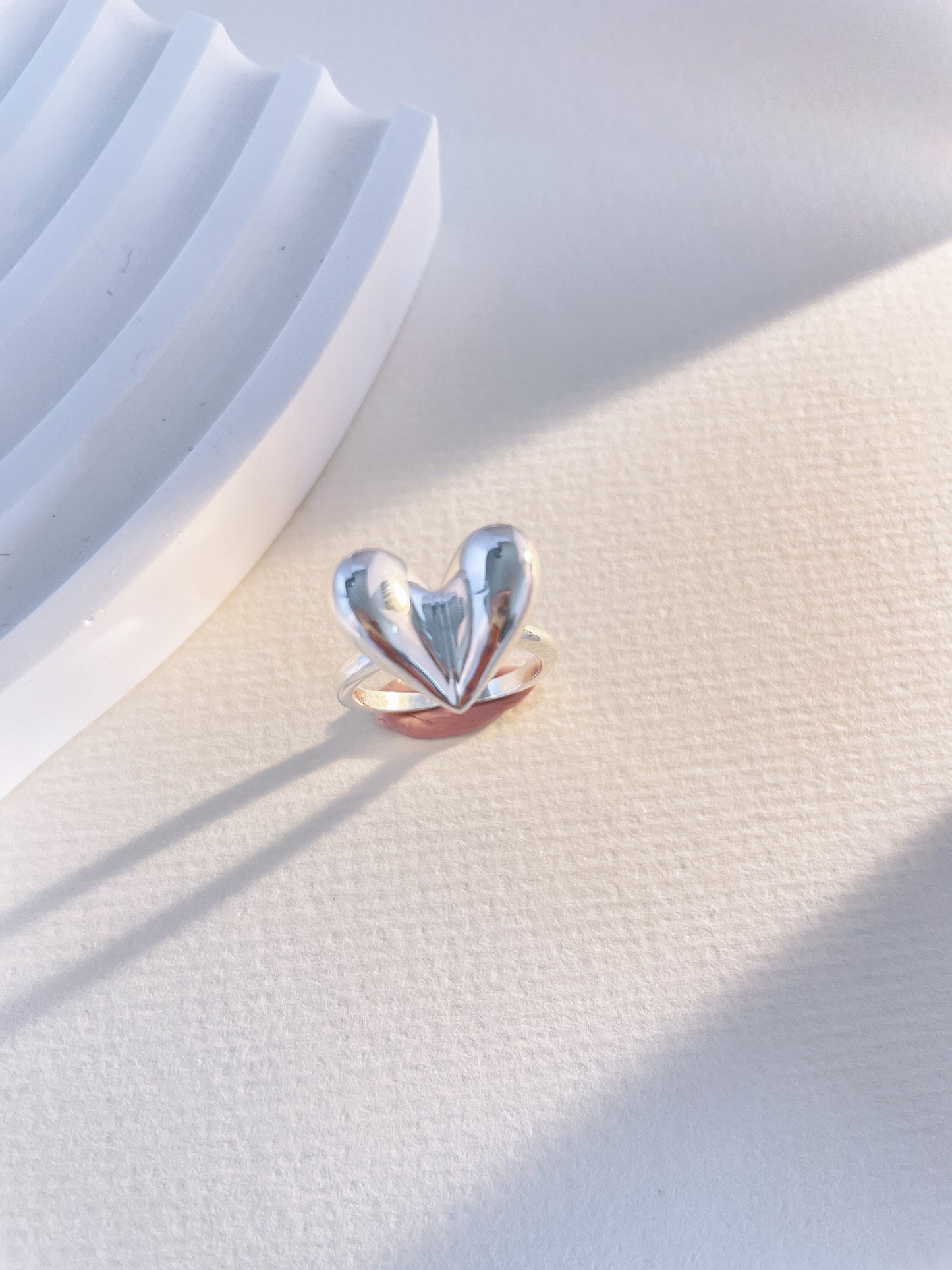 Three-dimensional heart-shaped ring