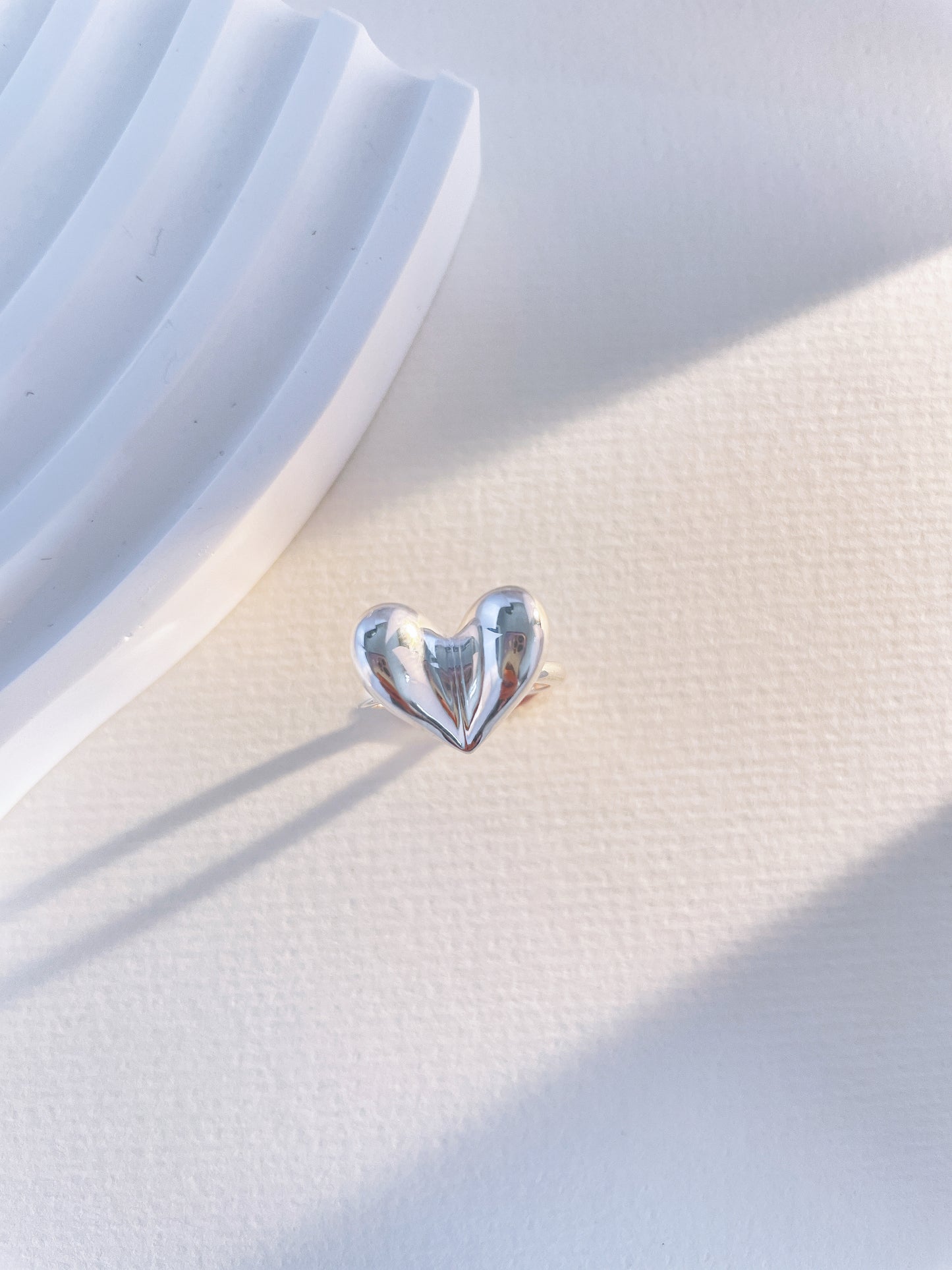 Three-dimensional heart-shaped ring