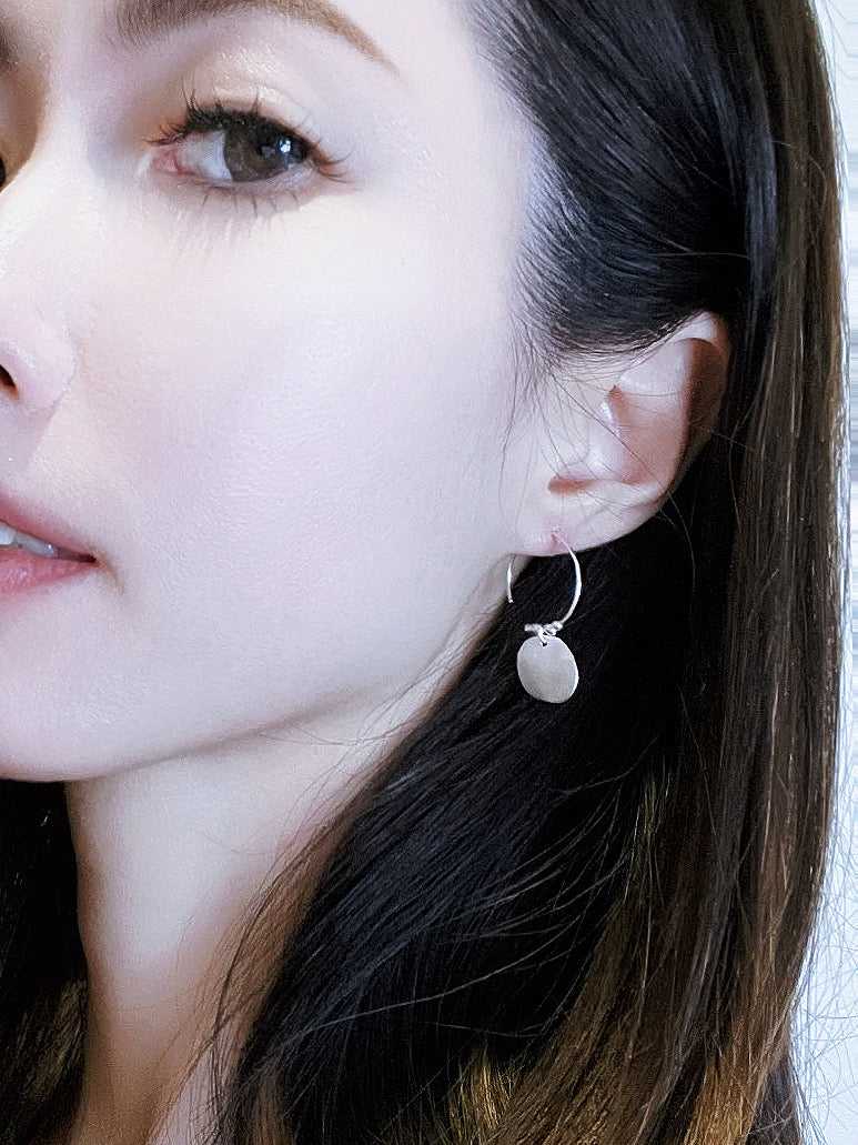 Irregular round piece earrings