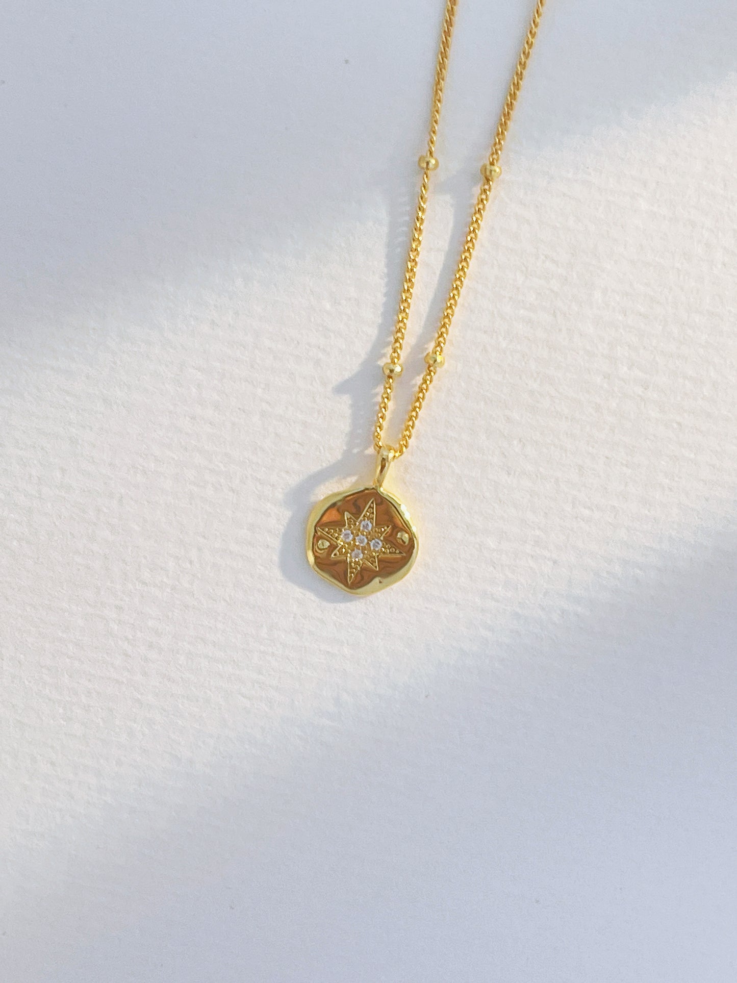 Disc star pendant necklace