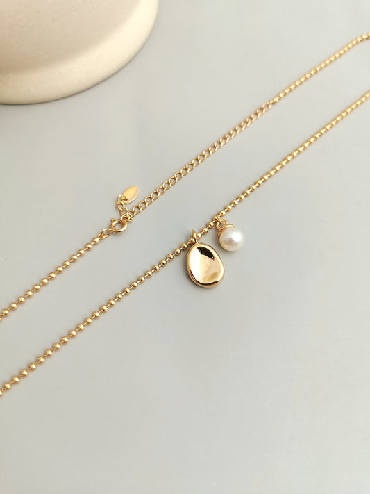 Classic simple pearl necklace