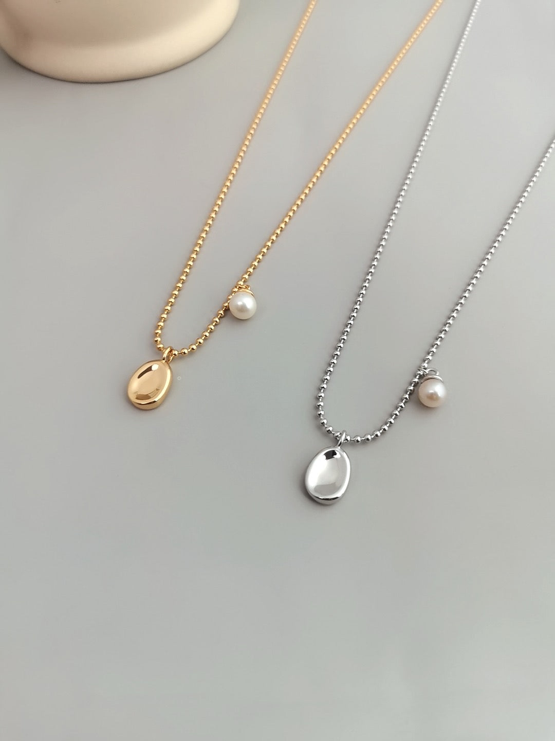 Classic simple pearl necklace