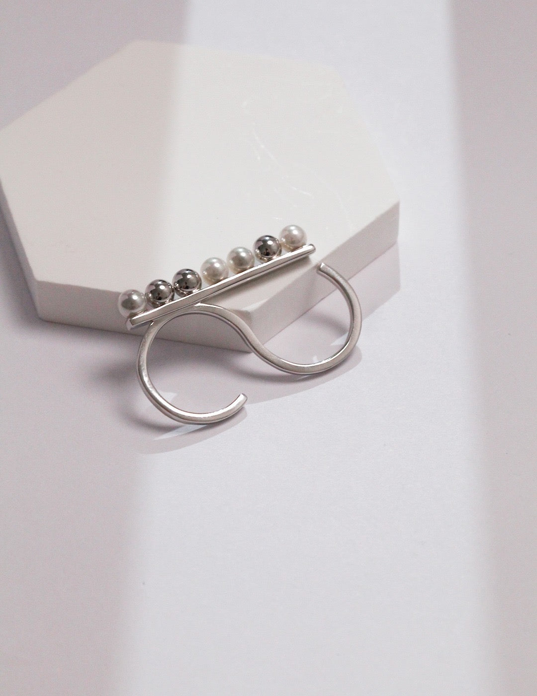 Pearl double finger ring