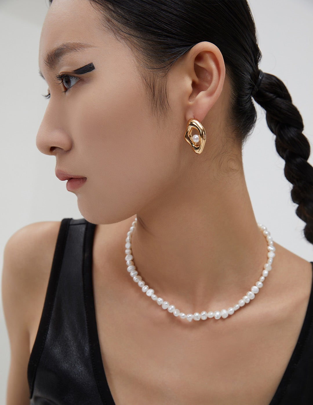 Classic baroque pearl necklace