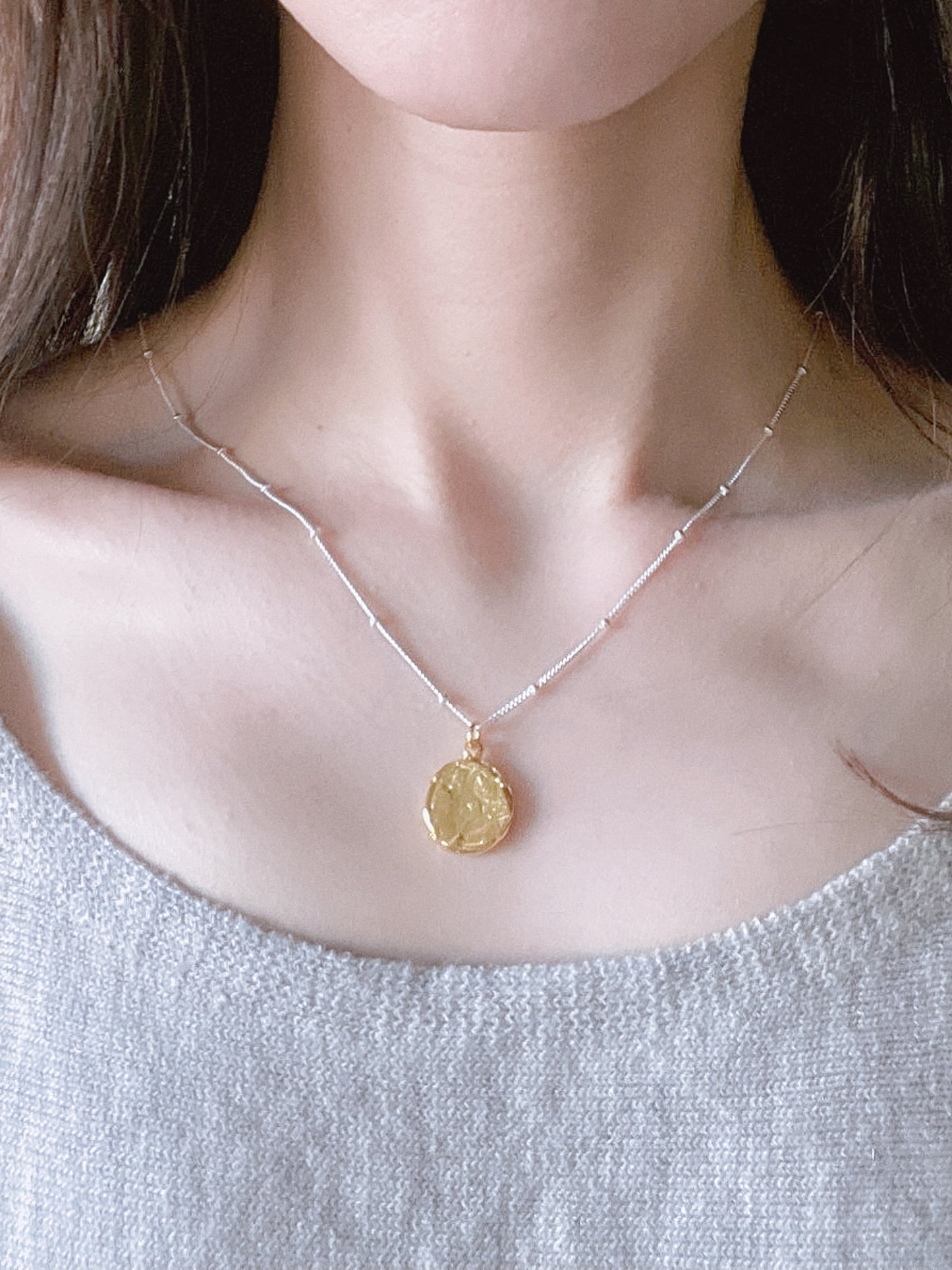 Casual gold plaque necklace