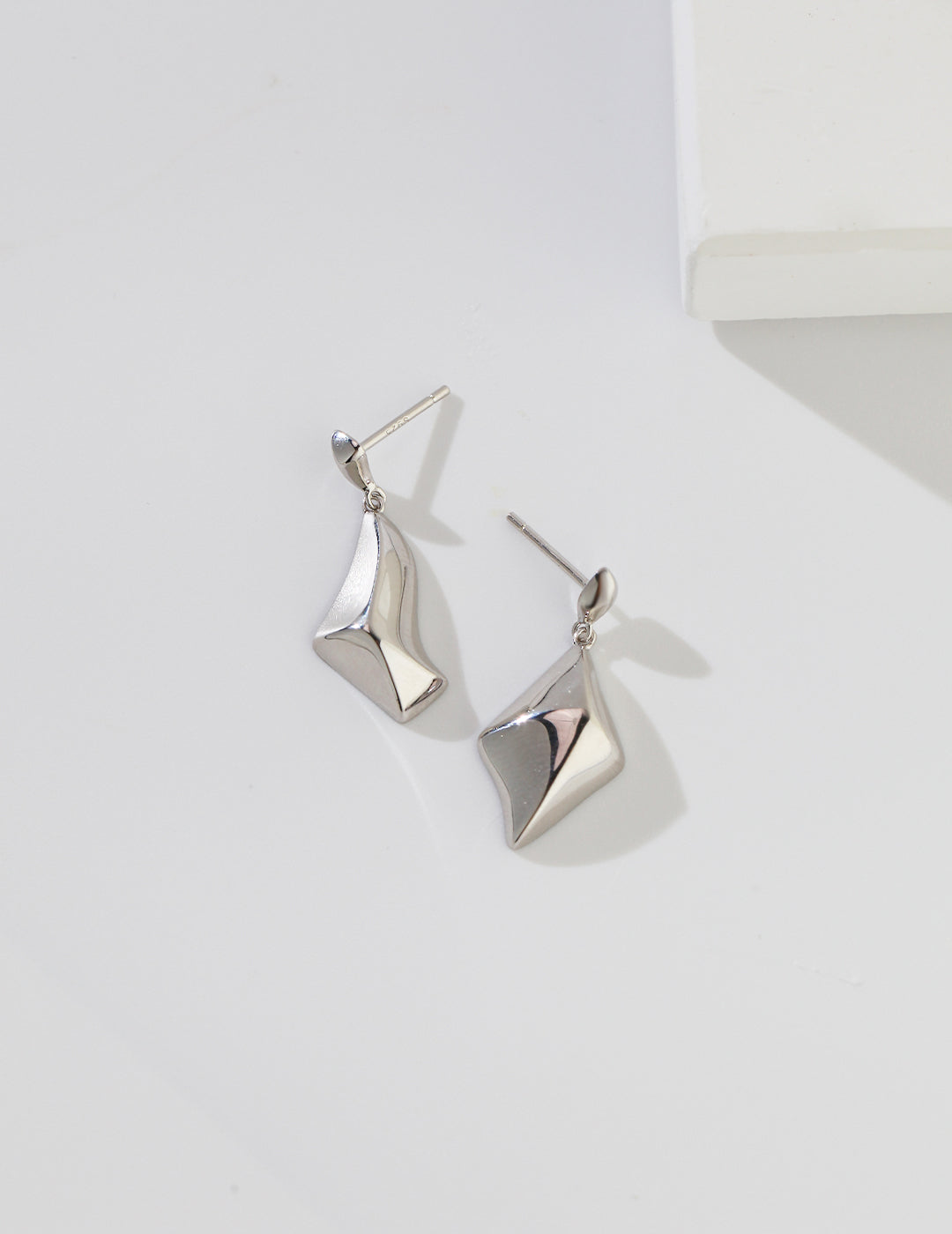 Twisted quadrilateral earrings